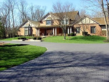 Dark Grey, Pavers
Concrete Driveways
Artistic Hardscapes
Mason, TN